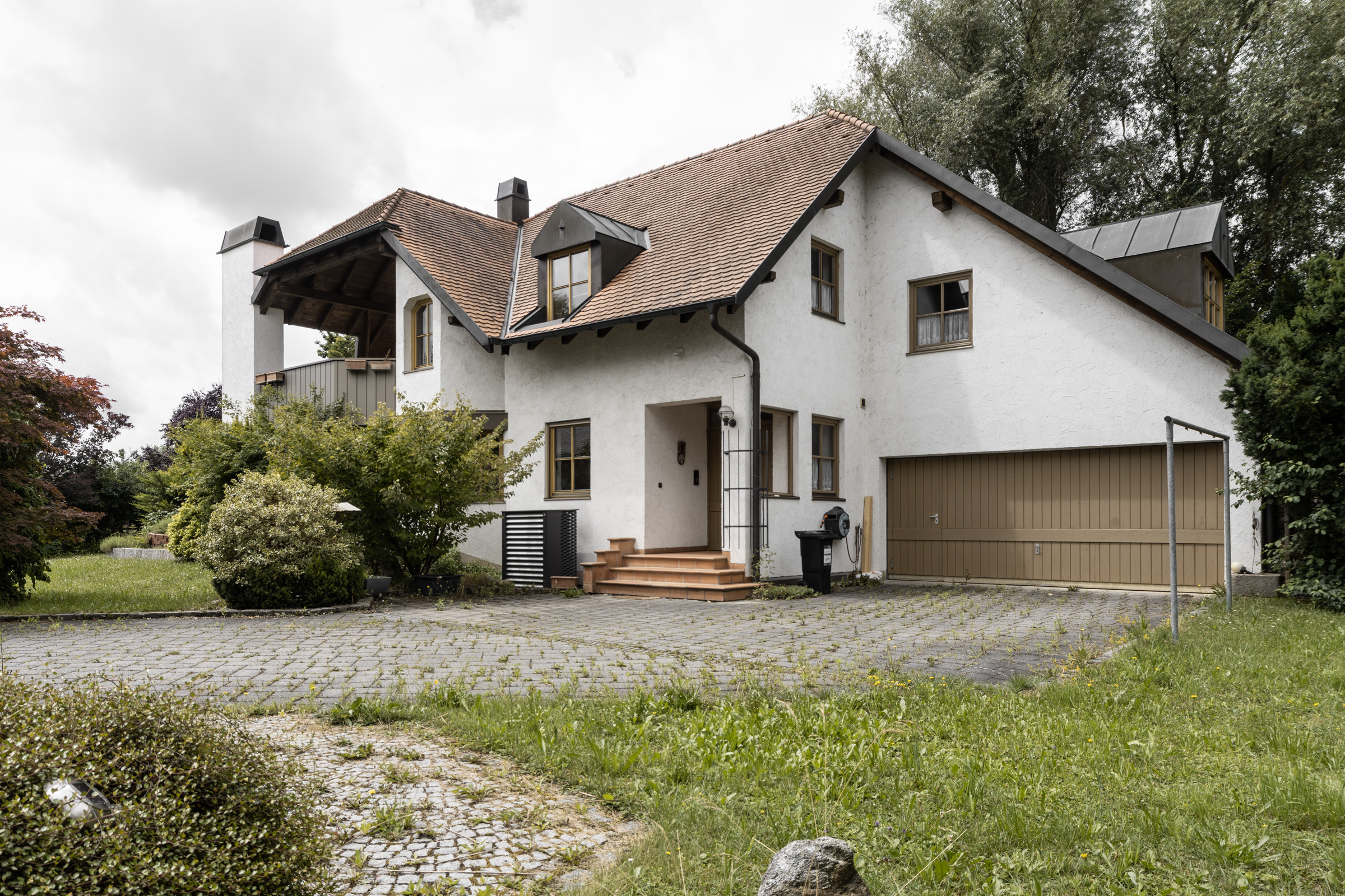 Großzügiges Einfamilienhaus mit eingewachsenem Garten in ruhiger Lage